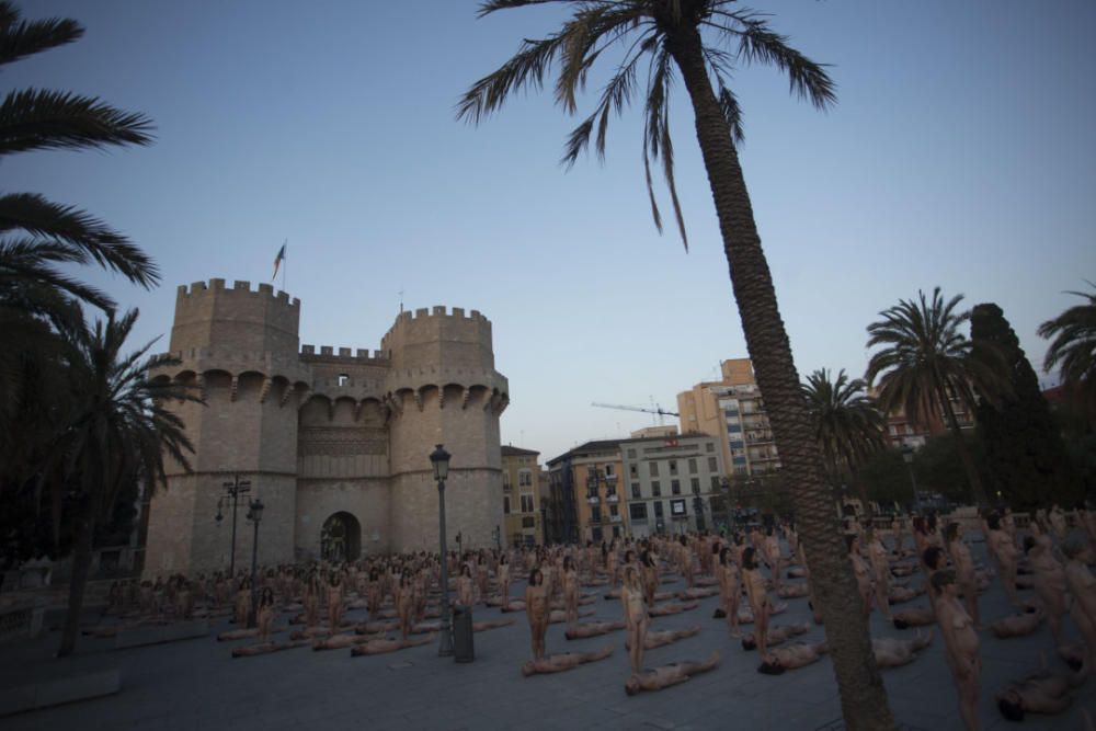 Spencer Tunick desnuda a 2.000 personas en València frente a las Torres de Serranos