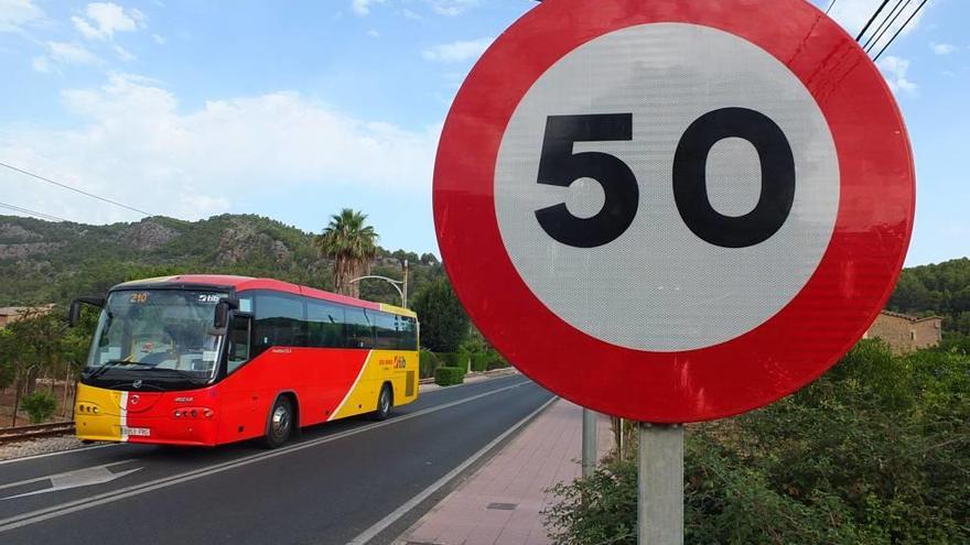 Un autobus interurbano que cubre la línea de Sóller.