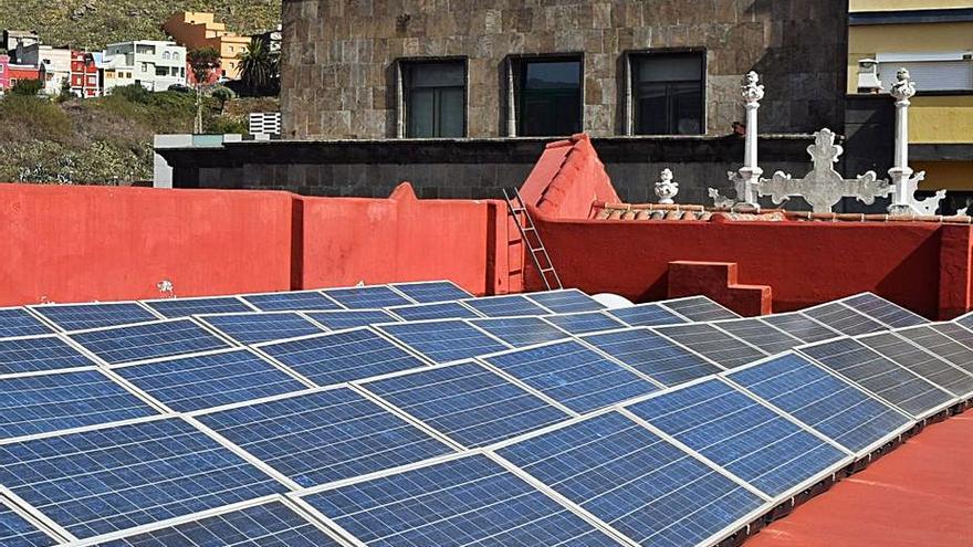 Unas placas solares en la azotea del Ayuntamiento de La Laguna.