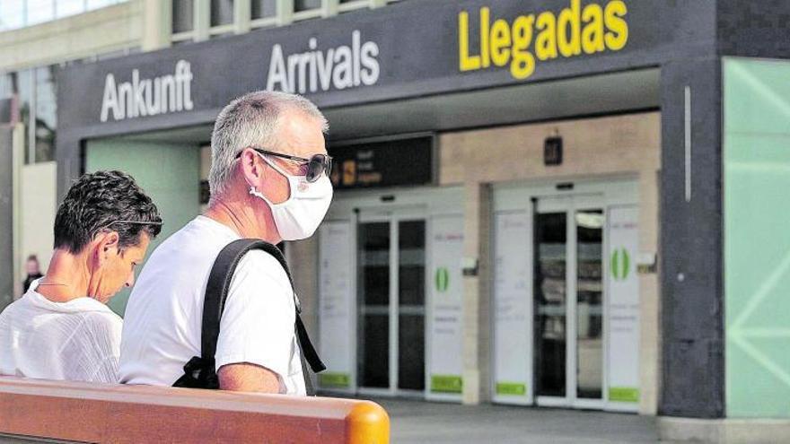 Dos turistas alemanes a su llegada al aeropuerto del sur de Tenerife. | | MARÍA PISACA