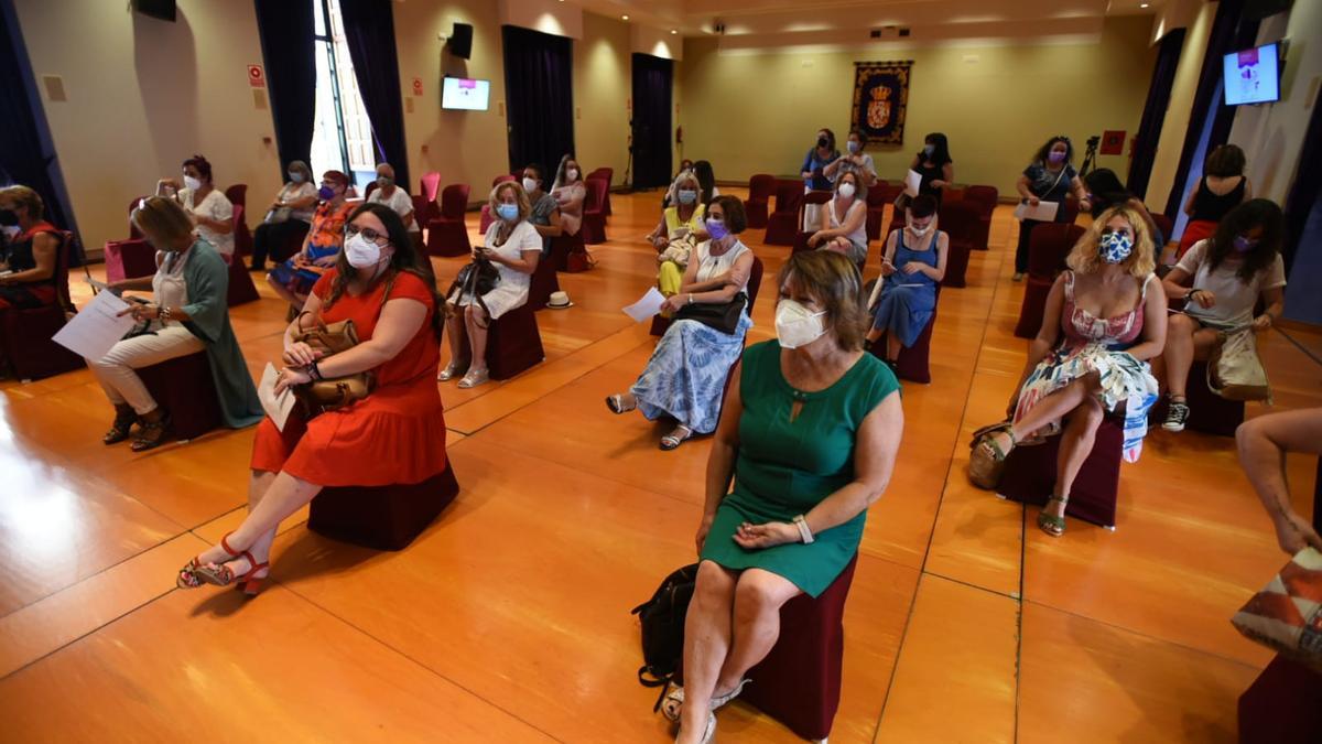 Representantes de los colectivos feministas asistentes a las jornadas en la Diputación de Córdoba.