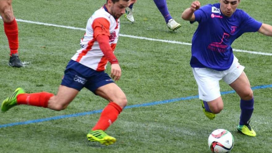 Castilla se dispone a golpear el balón en el partido ante el Verín. // Gonzalo Núñez