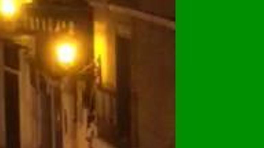 Un vecino graba a un ladrón cuando escalaba una fachada para acceder a un pub de Alicante