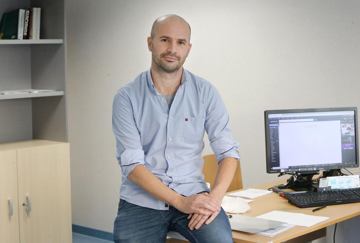 JOSE EDUARDO RODRIGUEZ, PSICOLOGO CLINICO DE LA UNIDAD DE ATENCION A PERSONAS EN RIESGO DE SUICIDIO (AREA DE VIGO), EN EL CENTRO DE SALUD DE TABOADA LEAL. ENFERMEDADES MENTALES. PREVENCION. SUICIDIO. ENTREVISTA