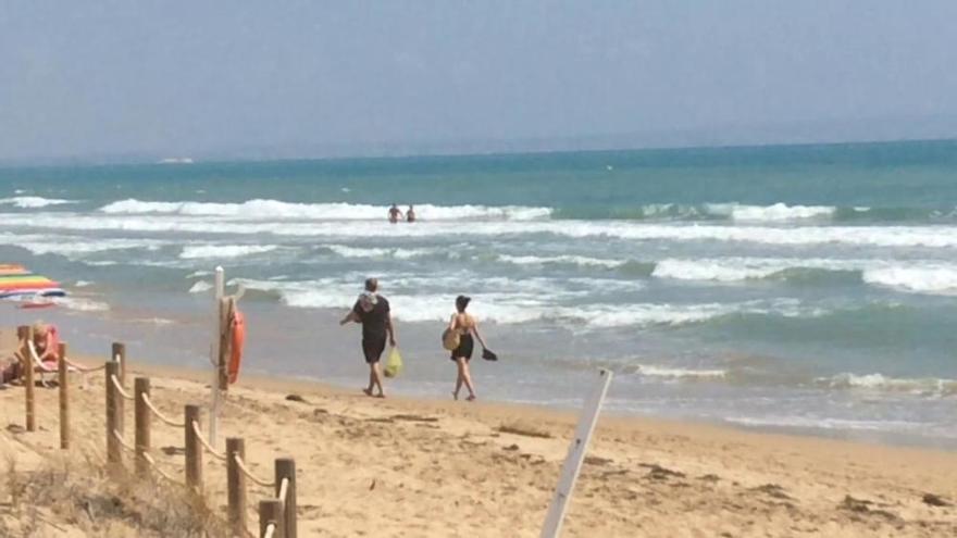 Normalidad en la playa de Guardamar donde falleció ahogado un matrimonio