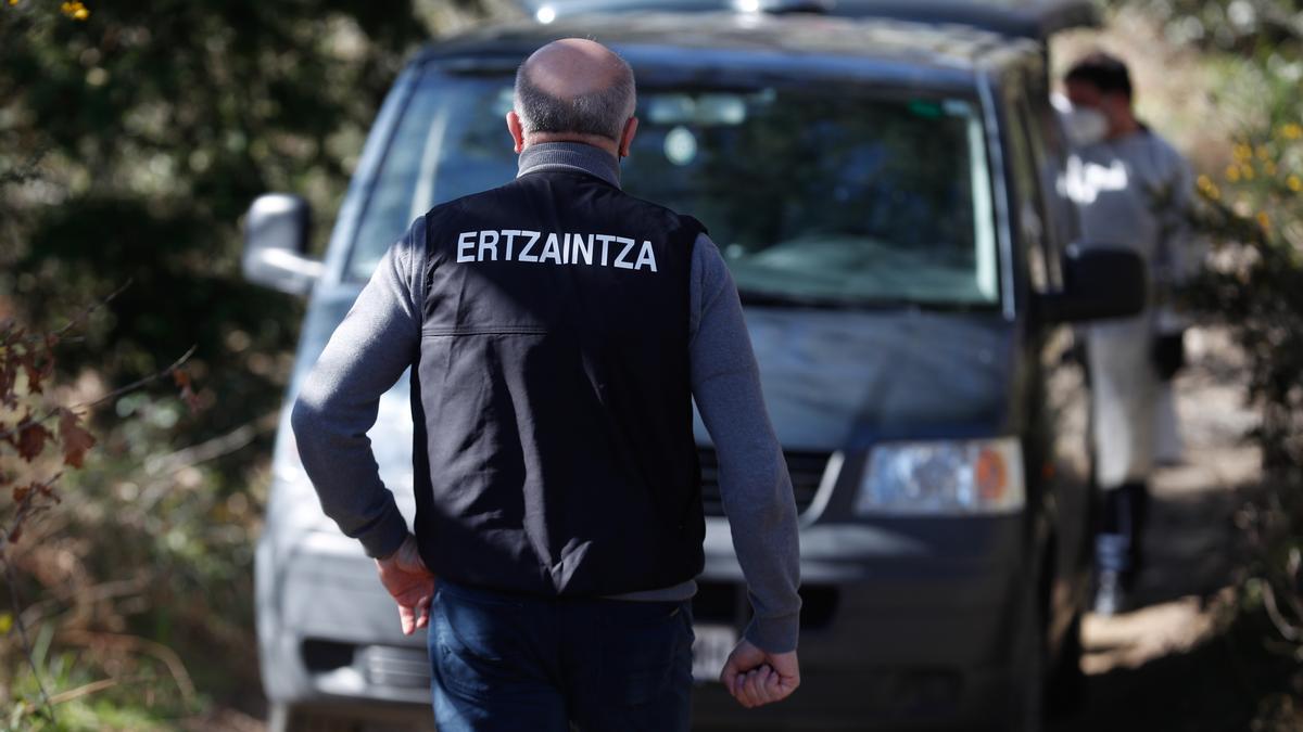 La Ertzaintza inspecciona la zona en la que se halló un cadáver en Usurbil