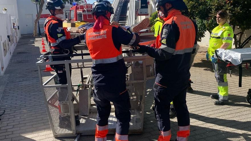 Rescatan a un obrero que se desmayó en el techo de una vivienda en Lanzarote