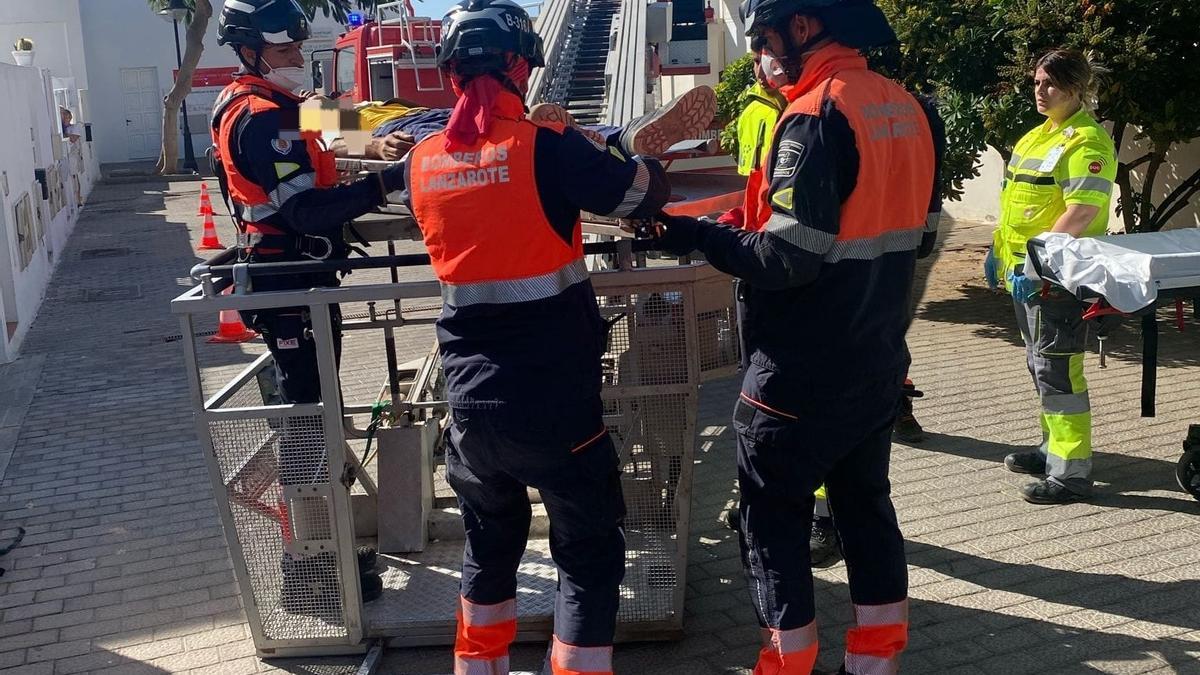 Un trabajador se desvanece en la azotea de una vivienda en Playa Honda, en Lanzarote.