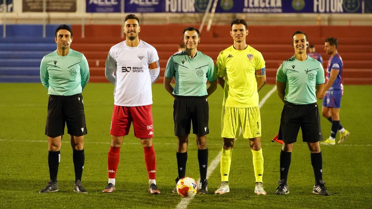 El árbitro Víctor Moreno Soler fue homenajeado en su último partido en activo.