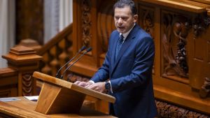 El primer ministro portugués, Luís Montenegro, durante su discurso en el Parlamento este martes.