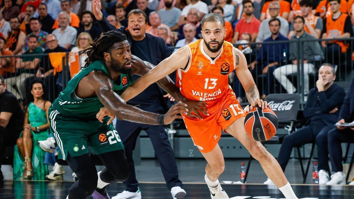 Darius Thompson, ante Lessort en uno de los dos partidos del playoff ante el Panathinaikos en el Roig Arena.