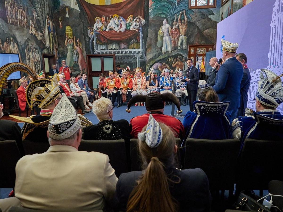 El salón noble del Cabildo acogió la recepción a la embajada germana.