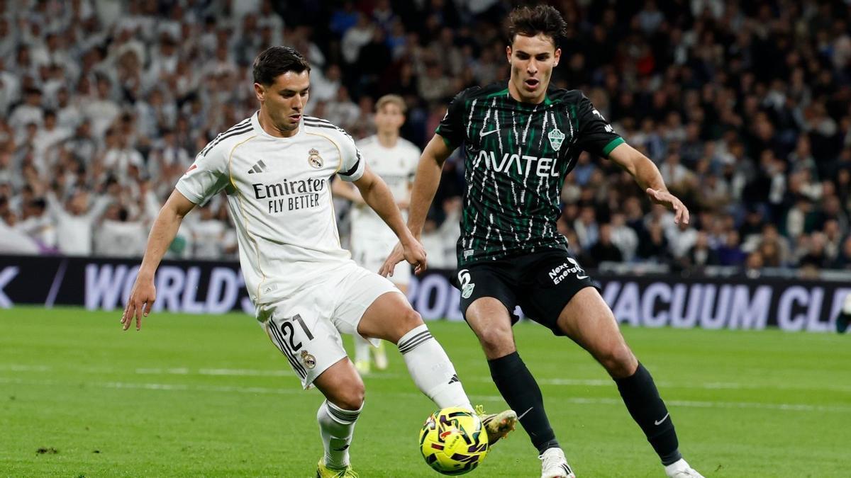 Fede Redondo trata de arrebatar el balón a Brahim