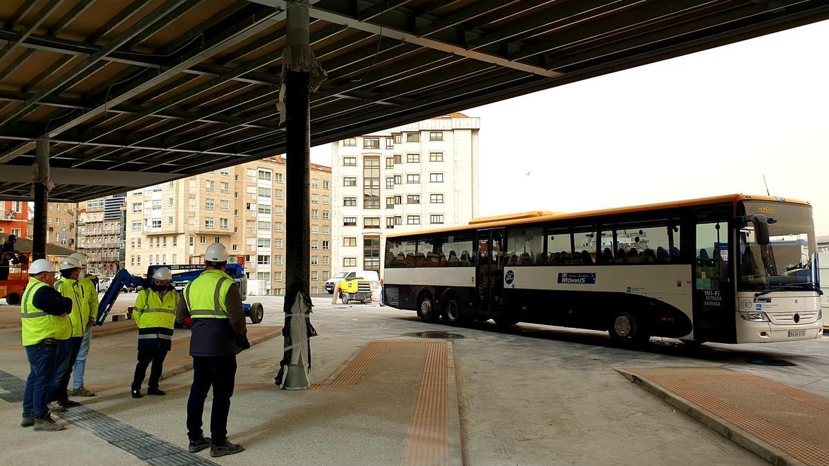 Los primeros autobuses ya 'encajan' en la nueva estación de Vigo