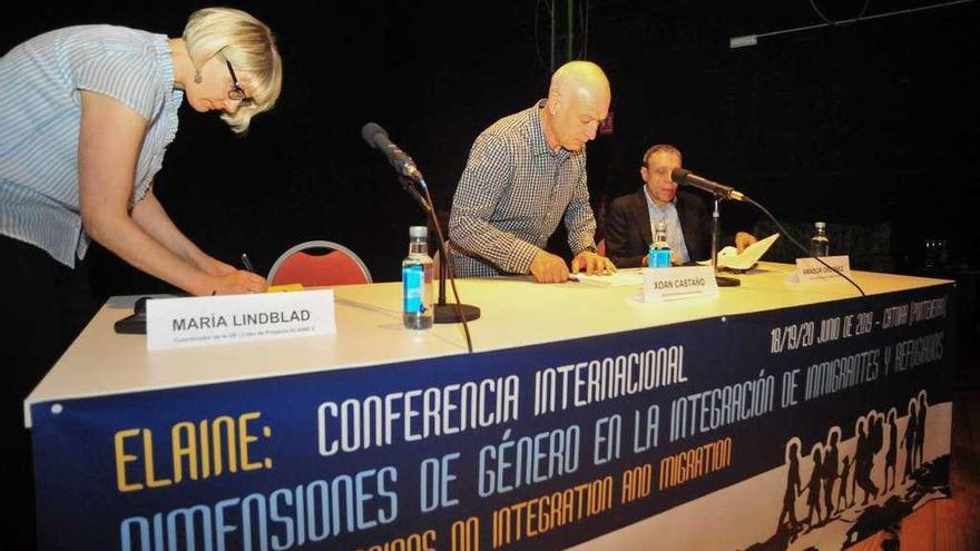 Asistentes al congreso sobre &quot;Dimensiones de género en la integración de inmigrantes y refugiados&quot;, celebrado ayer en Catoira. // Iñaki Abella