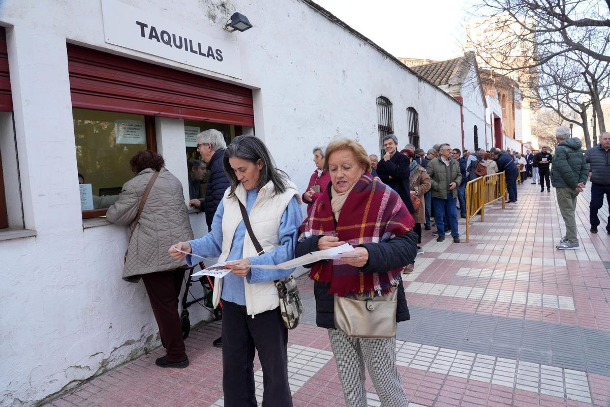 Colas desde primera hora en la plaza de toros de Castelló para comprar las entradas de la Magdalena 2026