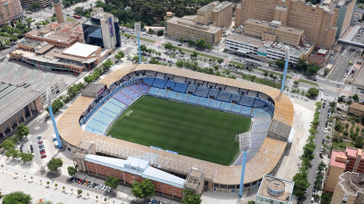Imagen aérea del estadio de La Romareda, emplazada entre la plaza Eduardo Ibarra y el paseo Isabel la Católica.