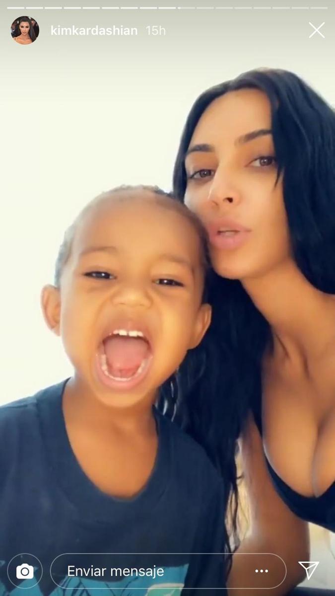 Kim Kardashian disfrutando de sus hijos