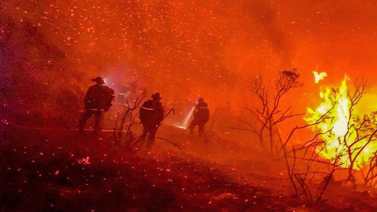 Los fuertes vientos amenazan con azuzar el fuego en California