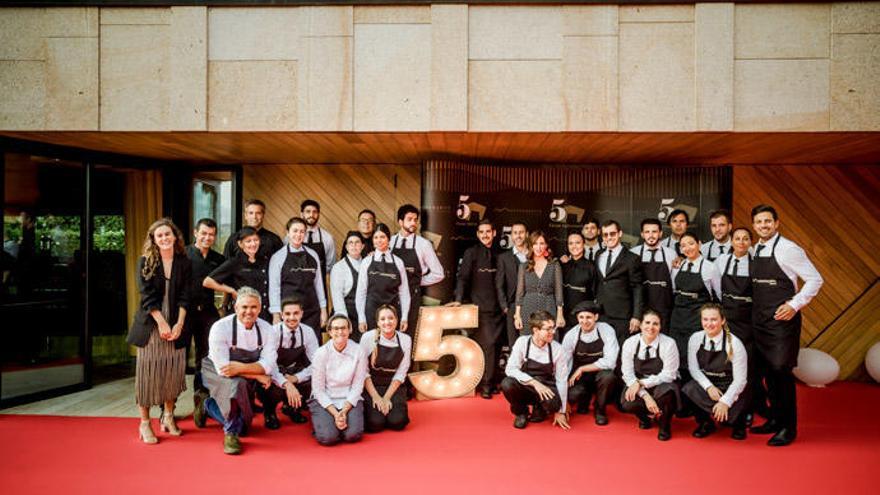 El equipo de la Finca Montesqueiro en la celebración del quinto aniversario.