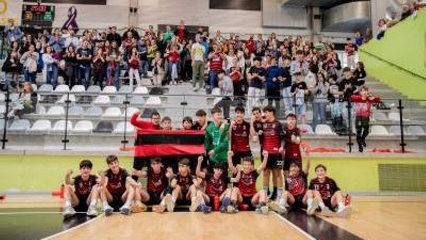 Los jugadores rojinegros celebran su triunfo en el sector nacional. |  // BERNABÉ