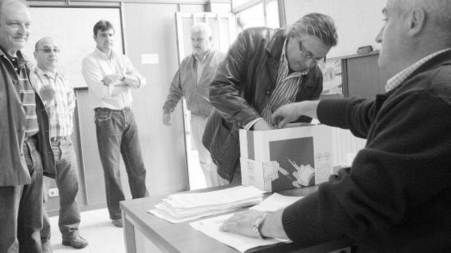 Asistentes al escrutinio, ayer, de los votos emitidos en las elecciones al comité de empresa de la sociedad local de  estiba. Al fondo, franqueando la puerta, Felipe Mendoza, y, a su lado, con los brazos cruzados, Manuel Ángel Rubio.