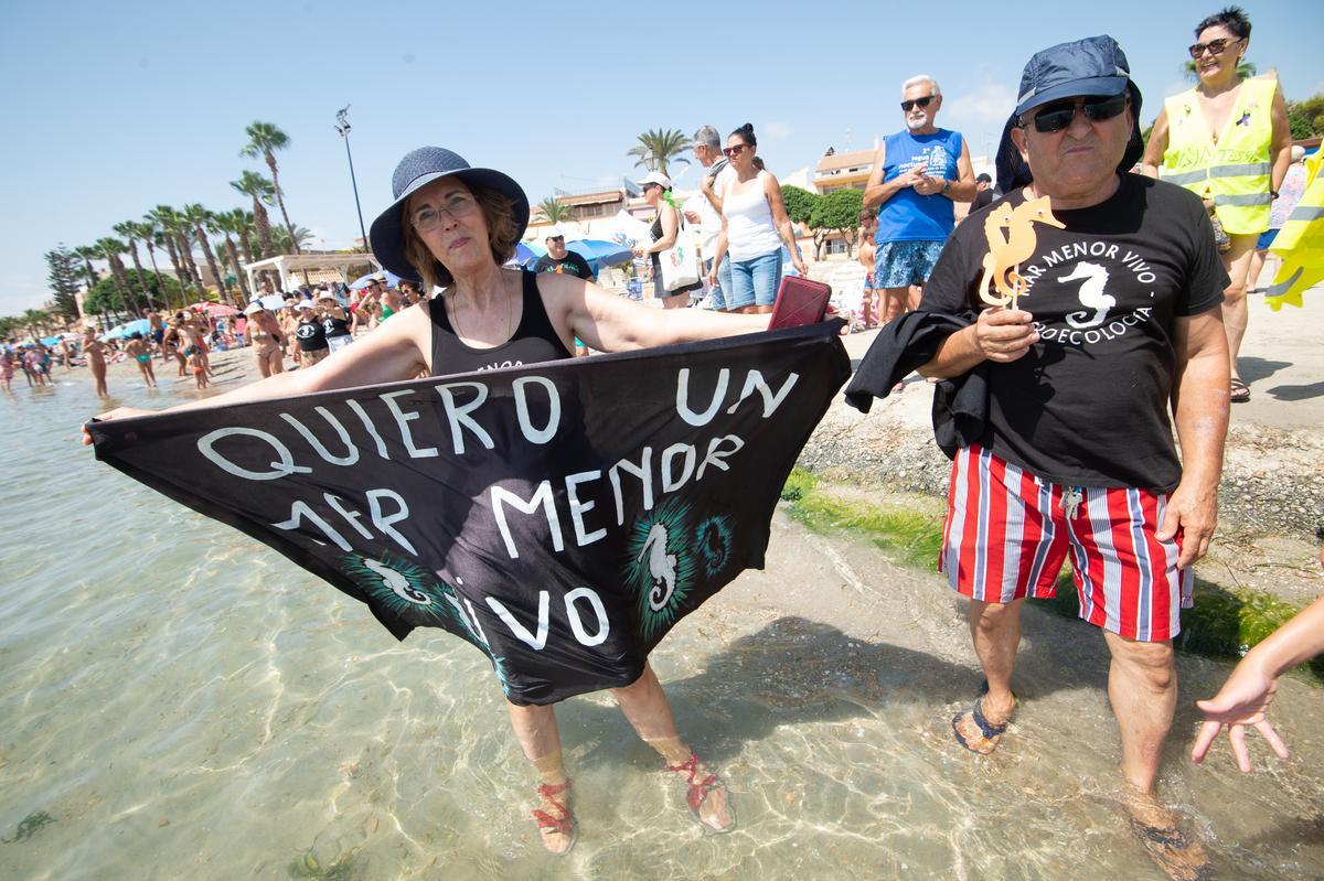 Murcia abraza al Mar Menor para reclamar su recuperación