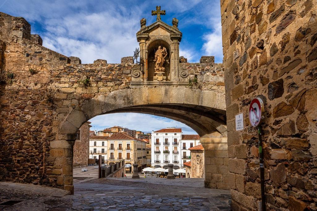 Arco de la Estrella en la Plaza Mayor de Cáceres