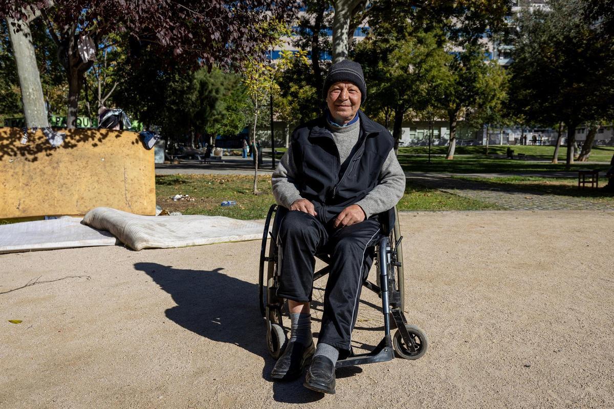 Basílica Cristiano Odor, usuario del Albergue Municipal, en el parque Bruil de Zaragoza, este lunes.