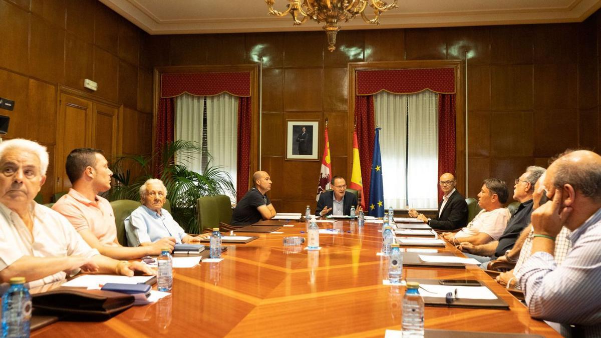 Reunión del subdelegado del Gobierno con algunos alcaldes de municipios calcinados. | José Luis Fernández