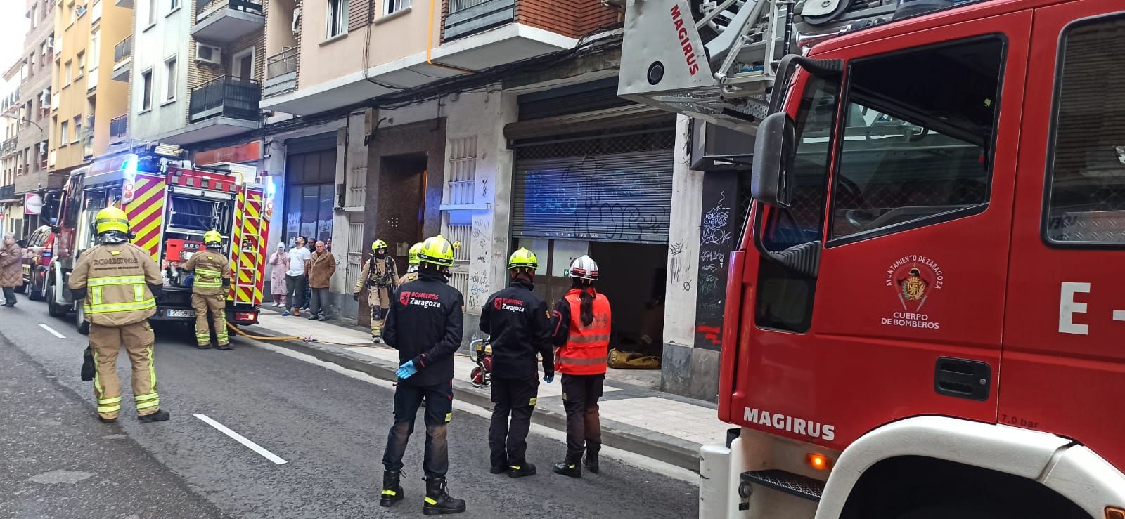 Susto en la calle Carmen por el incendio de un local en desuso