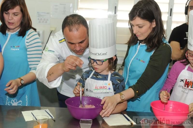 El chef Ángel León imparte en Murcia un taller de cocina para niños con autismo