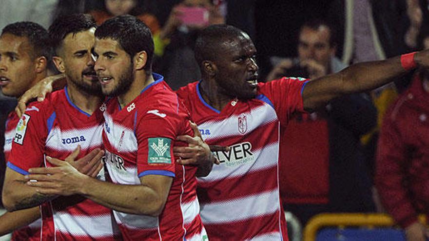 Los jugadores del Granada celebran el 1-0.