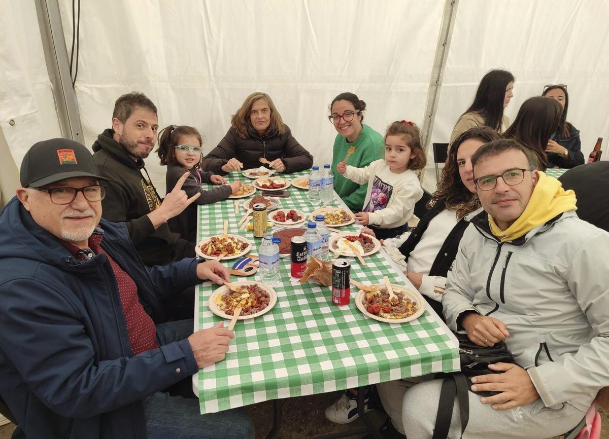 Una familia degusta los productos  elaborados con el millo corvo.