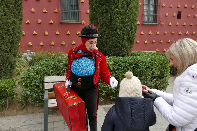 La Dona dels Nassos passeja pel centre de Figueres