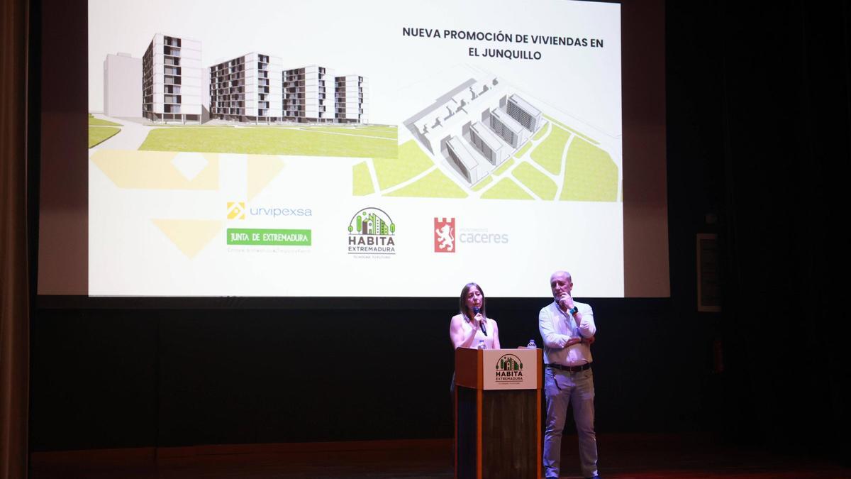 Un instante del sorteo de 100 viviendas del año pasado.