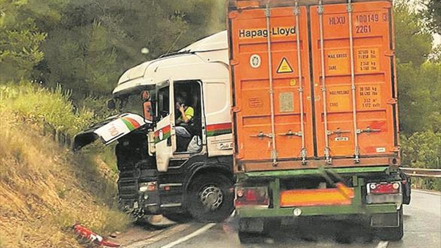 La lluvia provoca la salida de la calzada de un camión en l&#039;Alcora