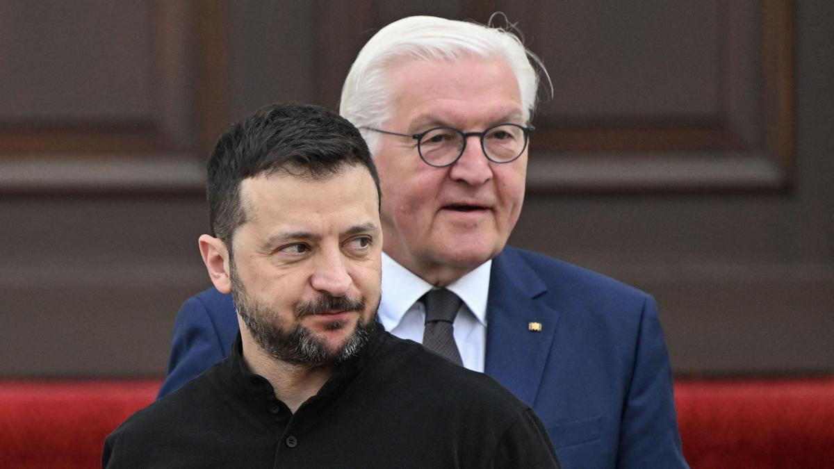 El presidente de Ucrania, Volodymyr Zelensky, recibido por el presidente alemán, Frank-Walter Steinmeier, a su llegada al palacio Bellevue en Berlín