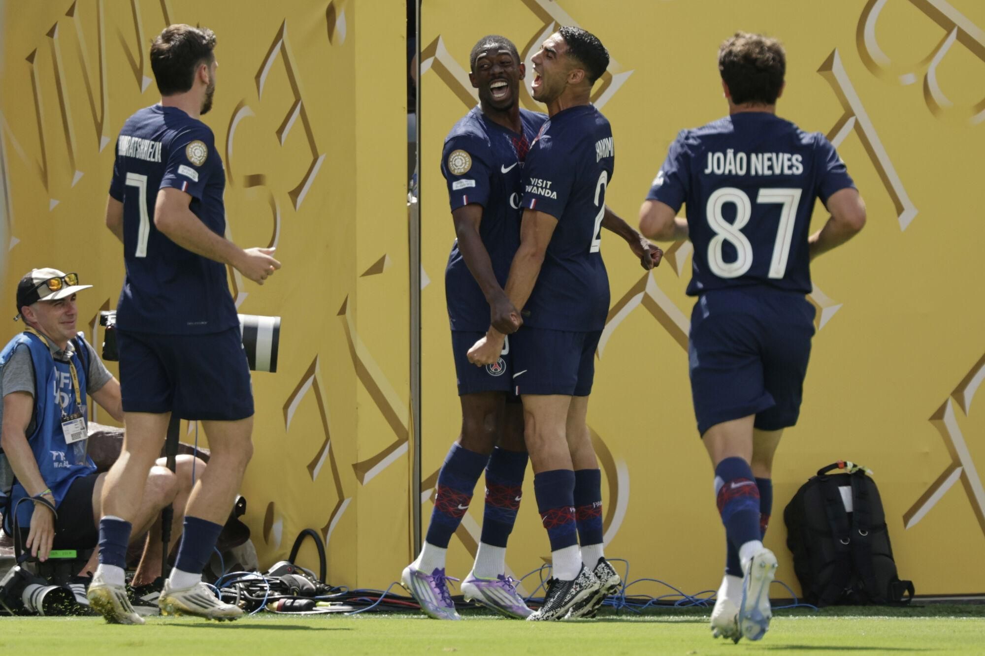 Paris Saint-Germain's Ousmane Dembele, left, celebrates with team mate Achraf Hakimi after scoring his side's second goal during the Club World Cup semifinal soccer match between PSG and Real Madrid in East Rutherford, N.J., Wednesday, July 9, 2025. (AP Photo/Adam Hunger) Associated Press / LaPresse Only italy and spain. EDITORIAL USE ONLY/ONLY ITALY AND SPAIN