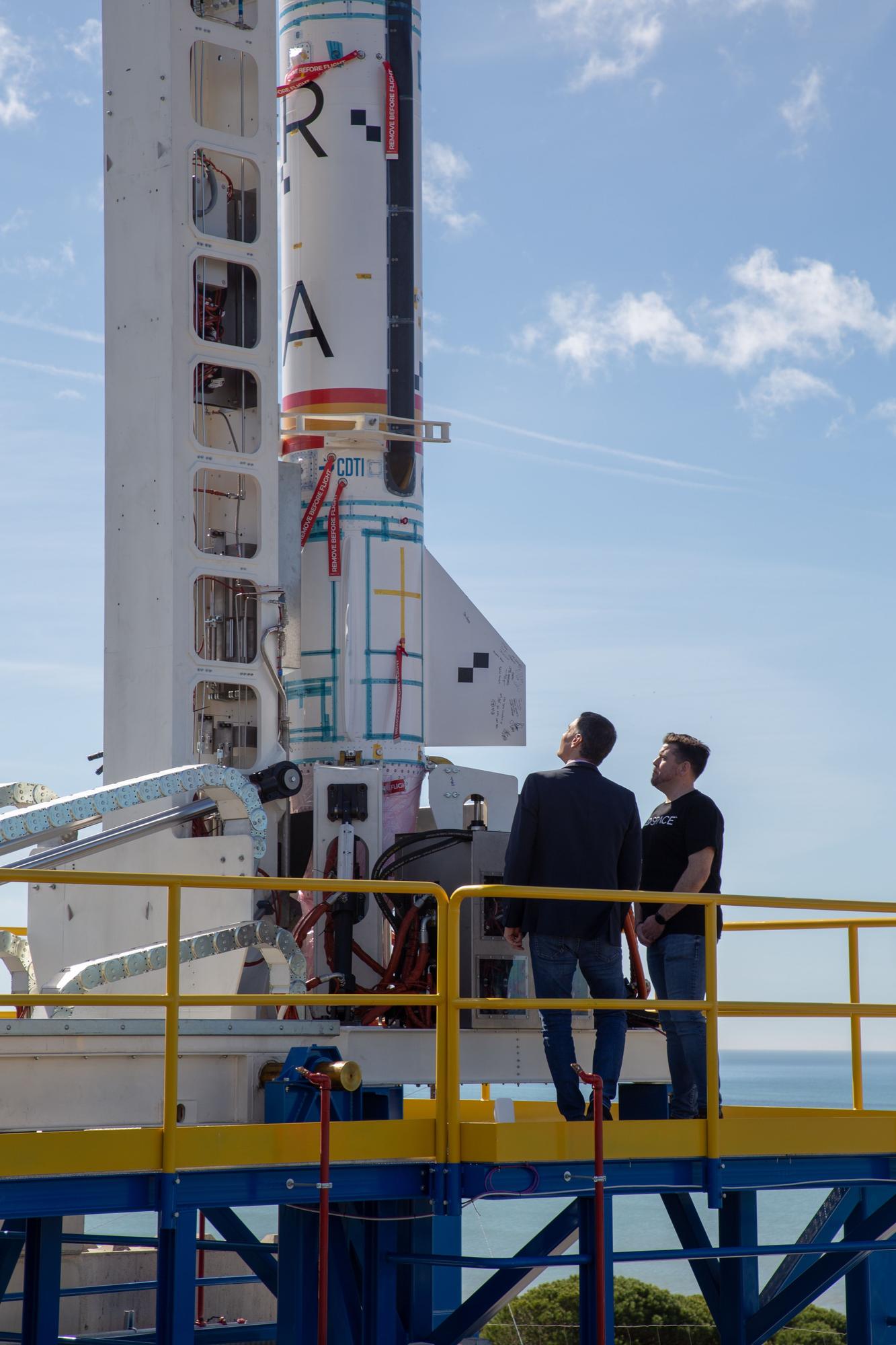 Pedro Sánchez confía en que el cohete de Elche pondrá al país a la vanguardia aeroespacial