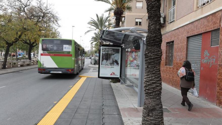 Una parada de autobús con plataforma, en laavenida de la Libertad. | ANTONIO AMORÓS