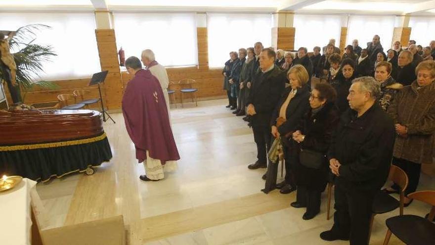 Último adiós al hermano Donaire en el velatorio oficiado ayer en Pereiró. // R.Grobas