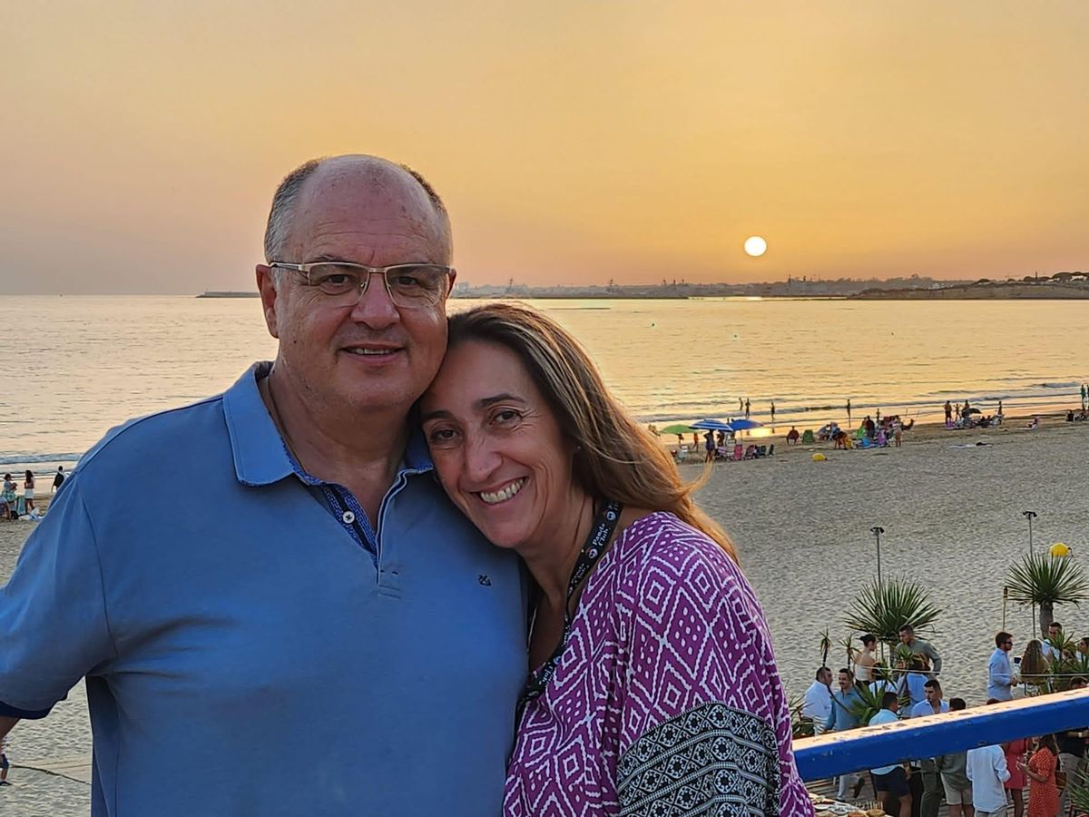 Paula Badanelli junto a su marido en la costa gaditana el pasado verano.