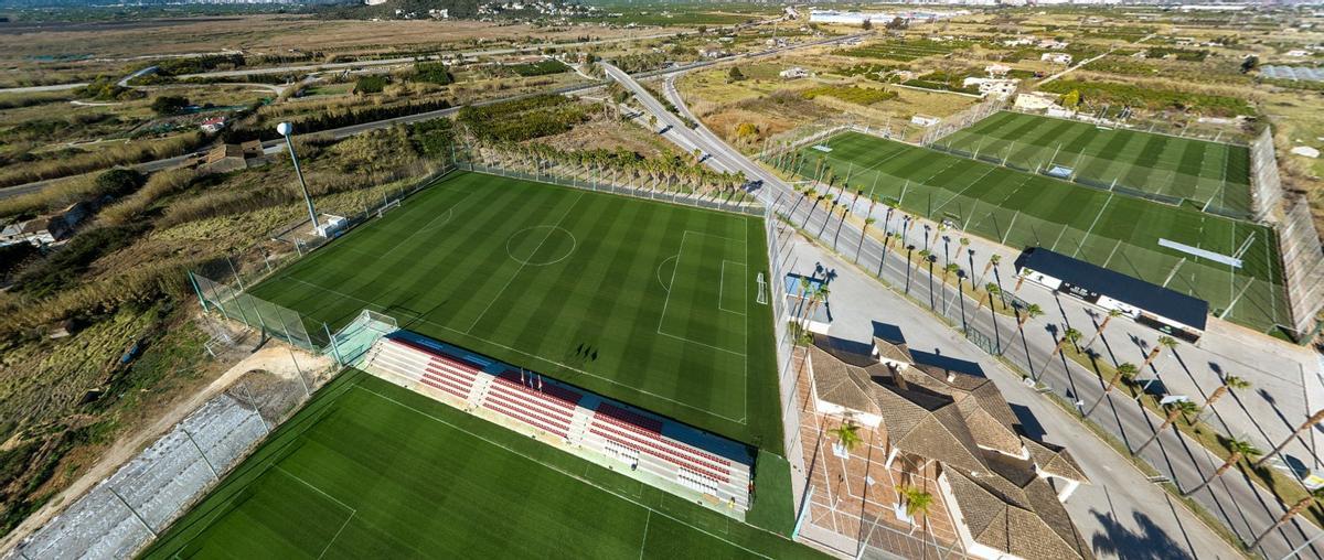 Vista cenital de los cuatro campos de fútbol del Oliva Nova Beach &amp; Golf Resort.