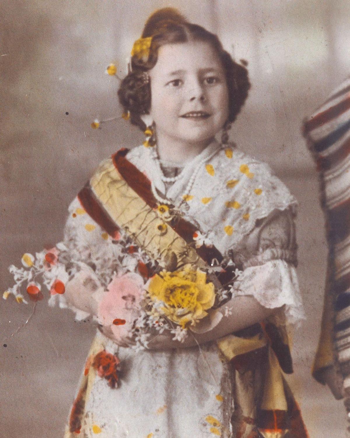 Foto oficial de Pepa, como fallera mayor de 1942