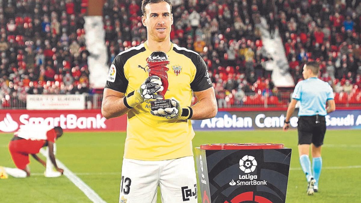 Fernando posa con el trofeo al mejor jugador del mes de noviembre.