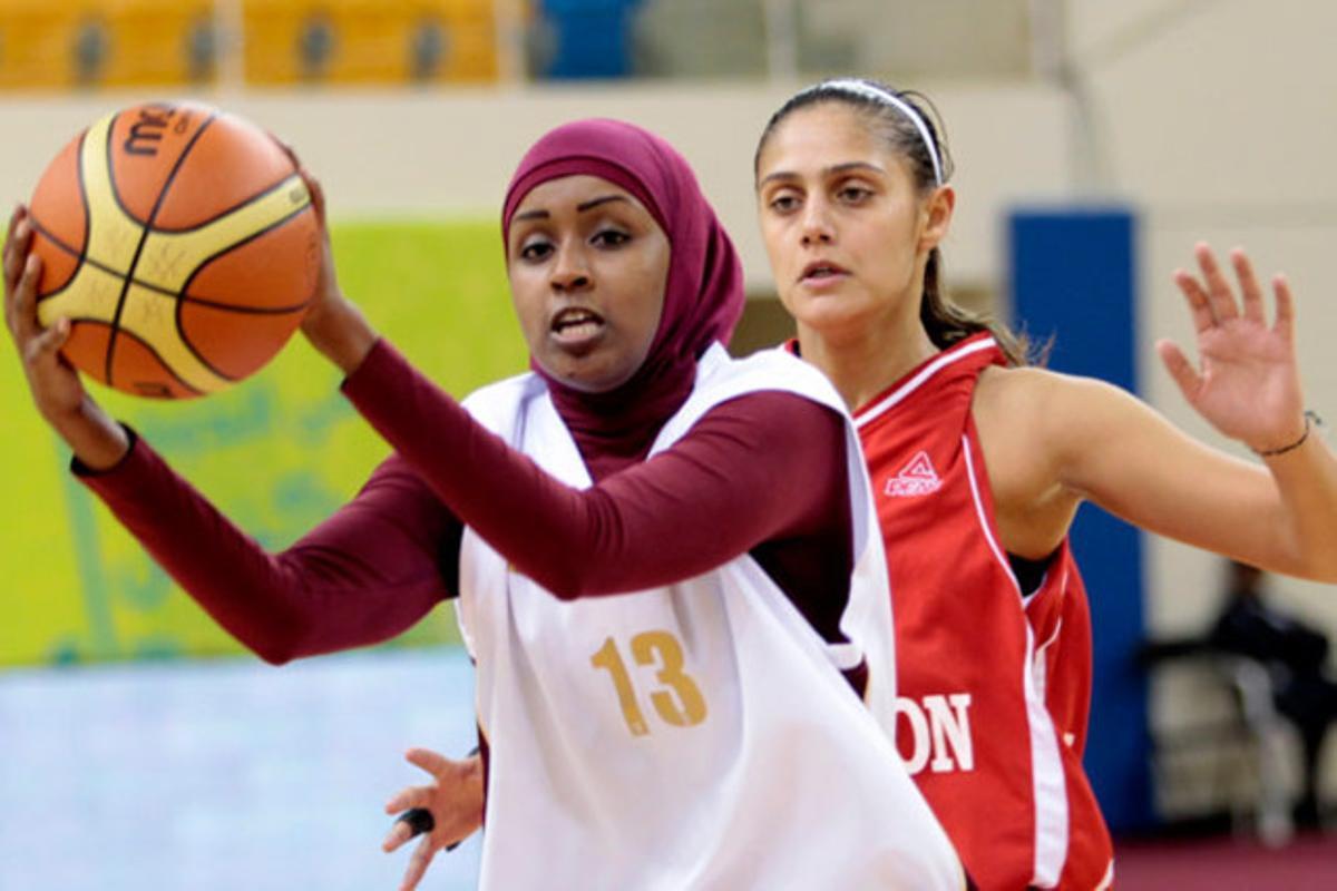 La libanesa Hanna Saliba (al fons) lluita per la possessió de la pilota amb la jugadora qatariana Amal Saleh durant la competició femenina de bàsquet dels Jocs Àrabs, a Doha (Qatar).