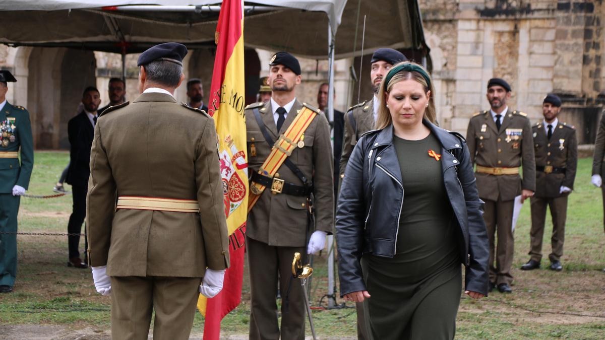 Una de les participants en la jura civil de bandera.