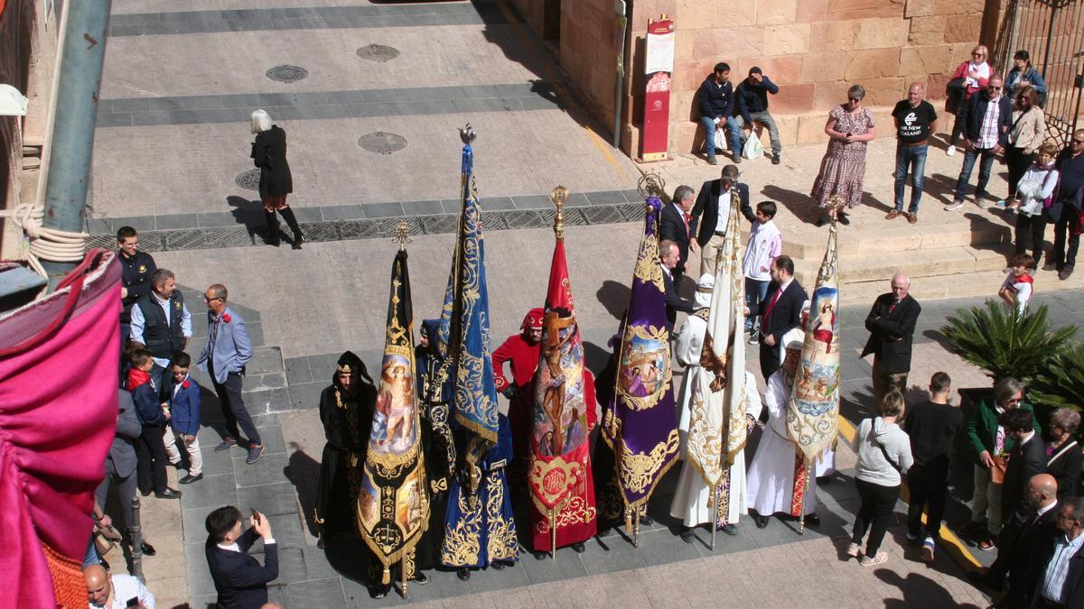 Las banderas del Paso Negro, Azul, Encarnado, Morado, Blanco y de Jesús Resucitado, a las puertas del Ayuntamiento, en una vista desde el balcón principal de la Casa Consistorial.