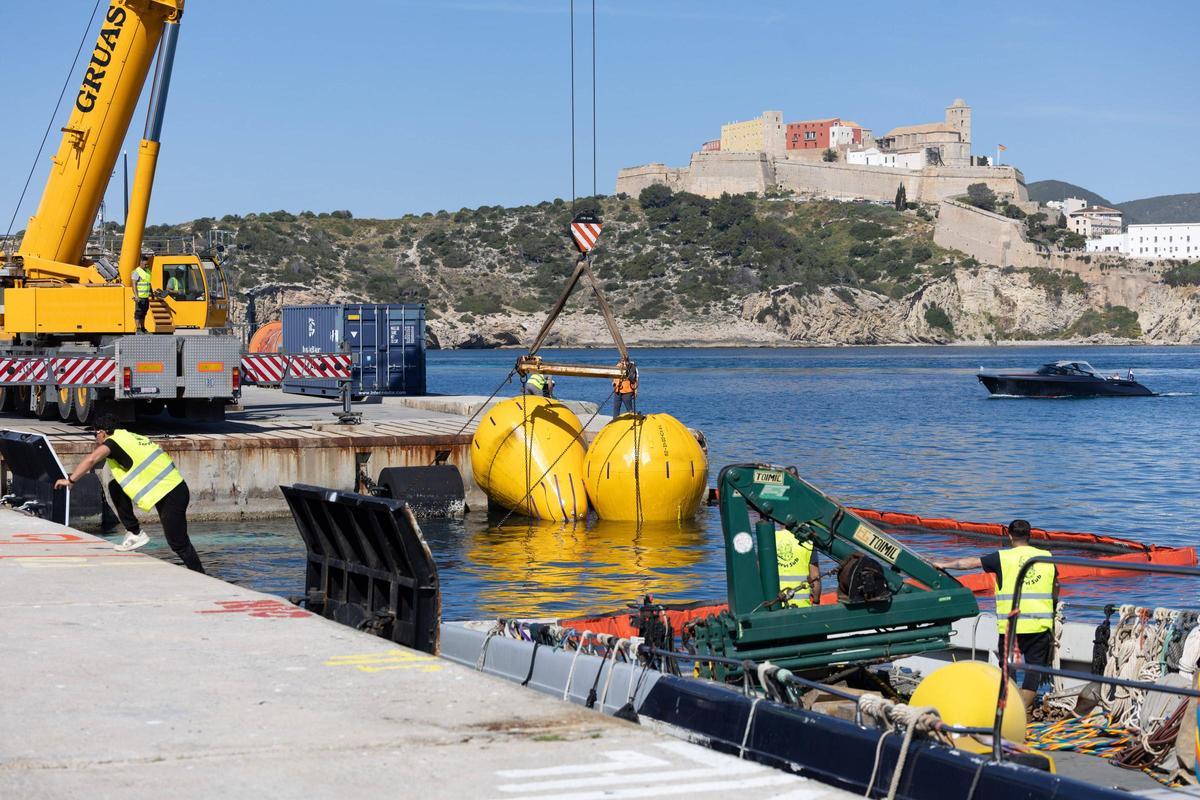 Espectaculares imágenes de la recuperación del yate que se incendió y se hundió en Ibiza